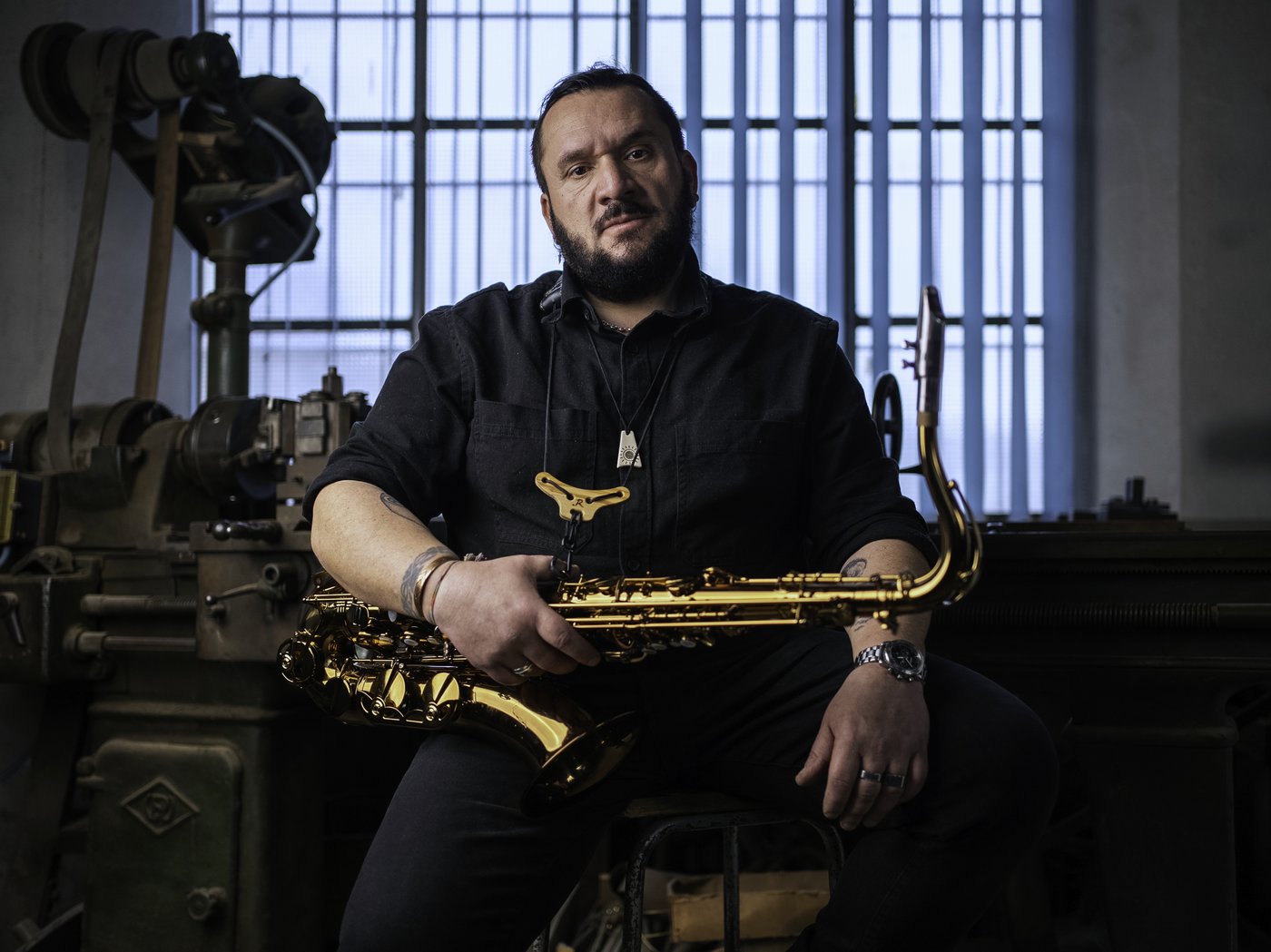 Ritratto di Stefano Bedetti con il sassofono